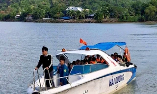 Khánh Hòa: Hơn 130 học sinh đến trường bằng ca nô sau sự cố trôi cầu gỗ Phú Kiểng