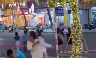 Người đàn ông lớn tuổi đánh tới tấp vào đầu tài xế taxi gây phẫn nộ