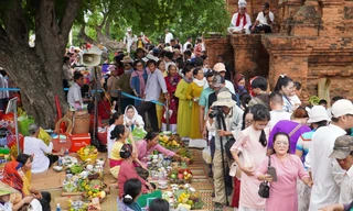 Người Chăm nô nức đội lễ dâng lên nữ thần 