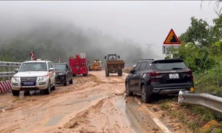 Khẩn trương khắc phục sạt lở đèo Khánh Lê, quốc lộ 27C vẫn bị chia cắt