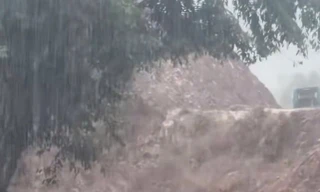 Khánh Hòa: Nhiều điểm sạt lở chia cắt giao thông trên đèo Khánh Sơn 