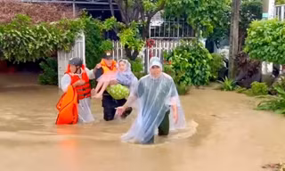 Công an Khánh Hòa kết bè chuối, giúp dân 'vượt' lũ