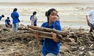 Gần 1.000 đoàn viên, thanh niên dọn rác bờ biển Nha Trang sau mưa lũ
