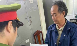 Tạm giữ người đàn ông đánh tới tấp vào đầu tài xế taxi sau va chạm giao thông