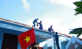 Các ngôi nhà ở Trường Sa được gia cố lại trước khi cơn bão đổ bộ. Ảnh: N.A.