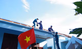 Các ngôi nhà ở Trường Sa được gia cố lại trước khi cơn bão đổ bộ. Ảnh: N.A.