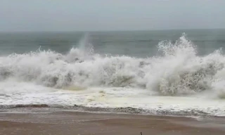 Bão sắp ập tới, du khách vẫn nhảy múa lướt sóng biển Nha Trang 