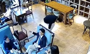 'Tổng tài' không thừa nhận ra lệnh đánh nhân viên quán cà phê