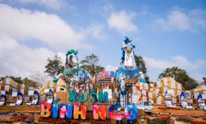 Linh vật “Song mã tương phùng” tại đường Điện Biên Phủ tỉnh Đắk Lắk. 