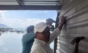 Người dân “thủ phủ” tôm hùm gia đóng mới những lồng bè kiên cố để chuẩn bị vụ mùa mới. 