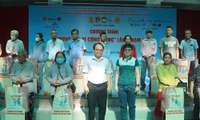 Ông Võ Khắc Bình - UVTV, Chủ tịch Mặt trận Tổ quốc Việt Nam phường Tân Thuận trao thư cảm ơn đến các đơn vị tài trợ