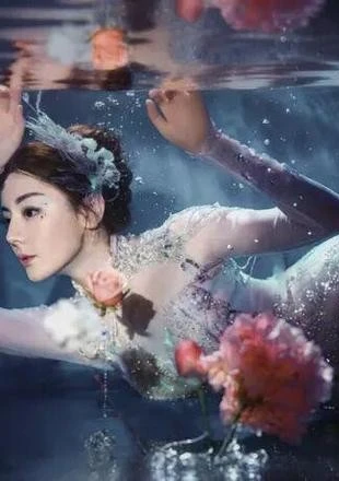 Địch Lệ Nhiệt Ba khiến khán giả 'nín thở' với tạo hình nàng tiên cá buổi dạ hội Tết Nguyên đán