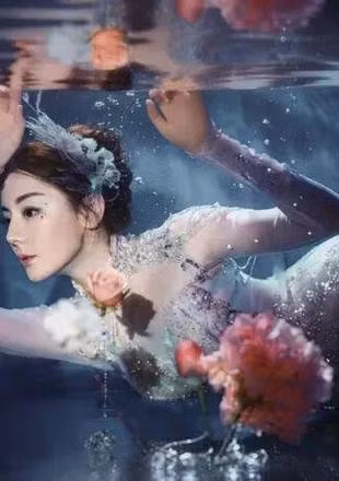 Địch Lệ Nhiệt Ba khiến khán giả 'nín thở' với tạo hình nàng tiên cá buổi dạ hội Tết Nguyên đán