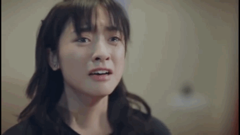 Đôi mắt vô hồn, khẩu hình miệng kì quặc và gây khó chịu.