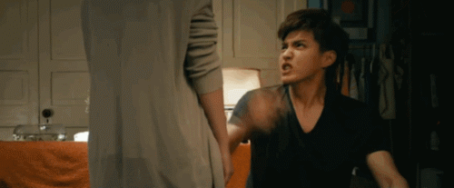 Dùng hết sức lực để tức giận, &quot;như người mất trí&quot;.