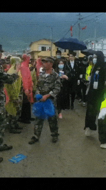 Netizen lấy "ví dụ" đây mới là "làm màu" từ thiện. Netizen lấy "ví dụ" đây mới là "làm màu" từ thiện.