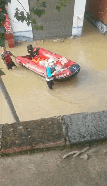 Người dân quay lại chứng minh Vương Nhất Bác có tham gia cứu trợ. Người dân quay lại chứng minh Vương Nhất Bác có tham gia cứu trợ.