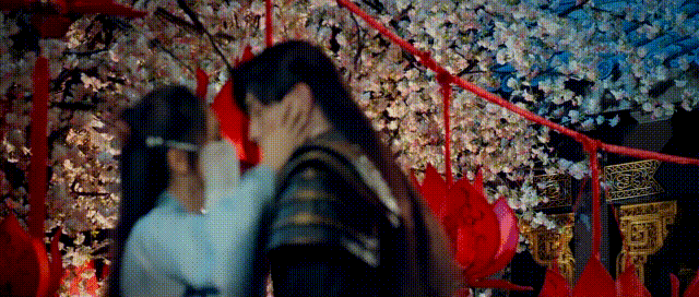 Nước mắt tiễn biệt người yêu phải ra chiến trường.