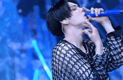 Đường quai hàm jawline theo đó cũng lộ rõ, sắc bén tưởng sờ vào có thể sẽ đứt tay.