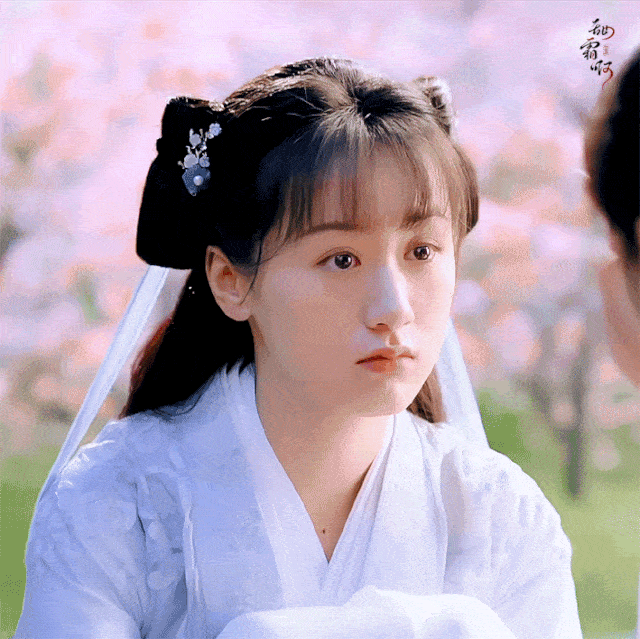 Biểu cảm tự nhiên, không quá lố, cũng không quá gồng.