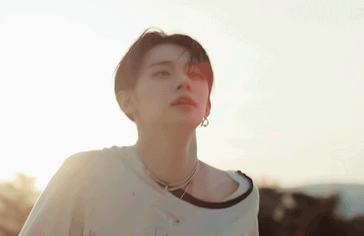 Trông YeonJun thon gọn hơn rất nhiều.