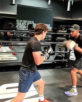 Tom đang tập cùng huấn luyện viên. Tom đang tập cùng huấn luyện viên.