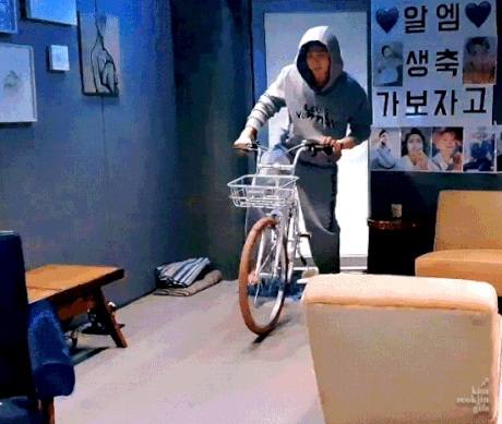 RM hiểu nhầm Jin đã lắp ráp chiếc xe.