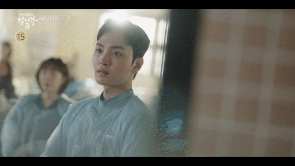 Yoo Ah Reum và hai bác sĩ mới tại Doldam đã không thể cứu sống ông lão khiến cô rất suy sụp.