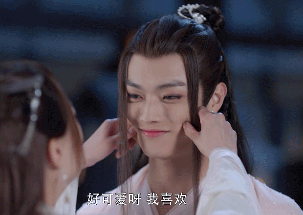 Màn giả gái hài hước đình đám của Hứa Khải. Một lần nữa, Hứa Khải lại giả gái chọc cười khán giả trong "Thiên Vũ Kỷ".