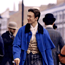 Hớn hở vì được ra ngoài lần đầu trong suốt 17 năm cuộc đời. Hớn hở vì được ra ngoài lần đầu trong suốt 17 năm cuộc đời.