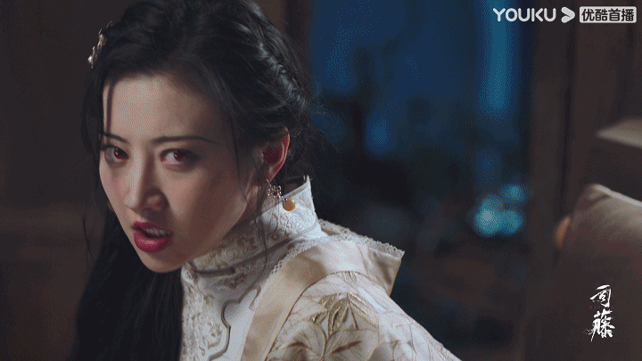 Nụ hôn chủ động của Tư Đằng khiến dân tình bấn loạn. Nụ hôn chủ động của Tư Đằng khiến dân tình bấn loạn.