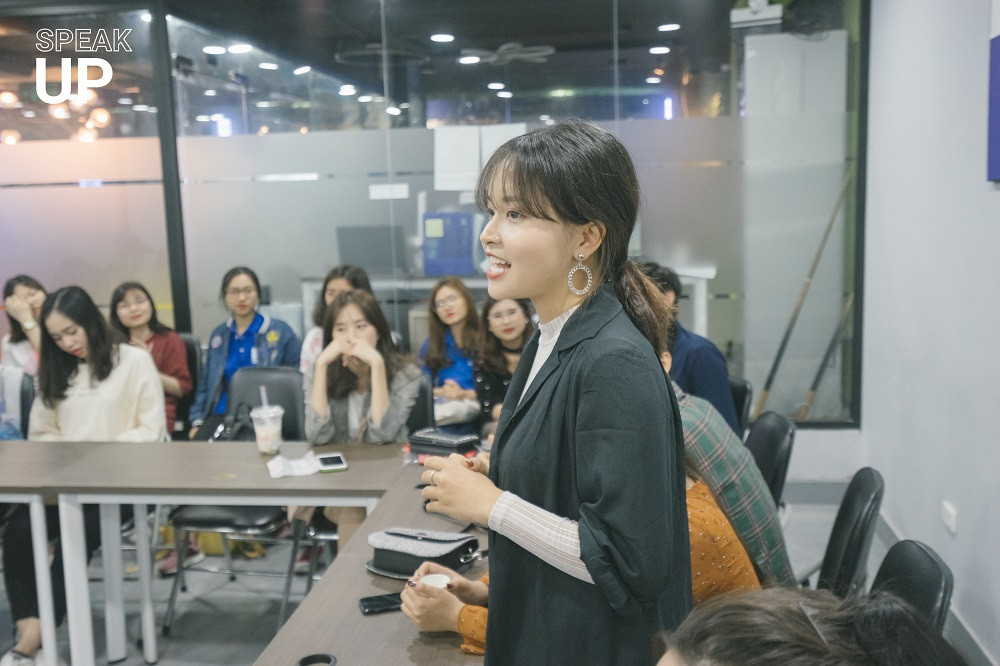 Các thí sinh hào hứng chia sẻ câu chuyện của bản thân trong suốt buổi gặp mặt.