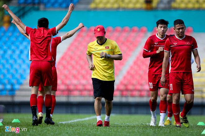 Ông Bae (giữa) cùng với trợ lý Lee Young-jin là hai người Hàn Quốc hỗ trợ cho thầy Park. Họ được xem là cánh tay phải và trái của ông Park ở tuyển Việt Nam. Ảnh: Minh Chiến.
