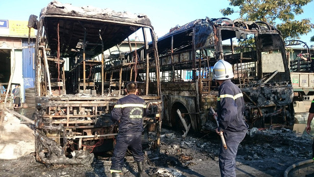 6 xe PCCC cùng lực lượng chức năng được điều động ngay đến hiện trường dập tắt đám cháy hoàn toàn.