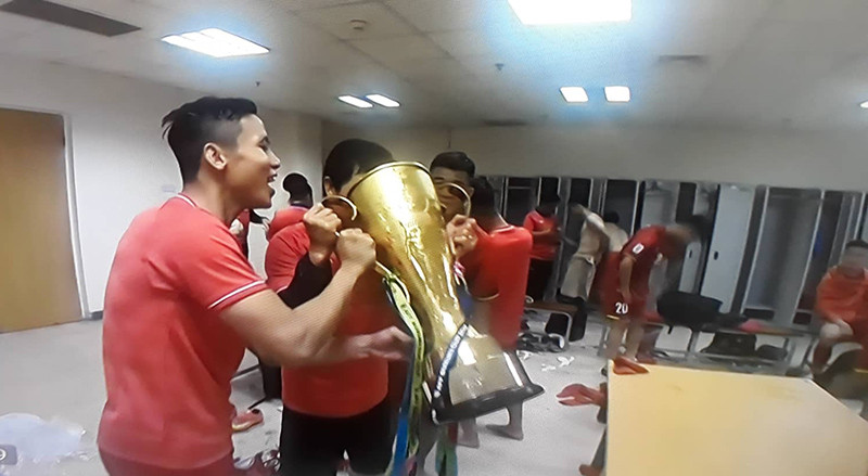 Các cầu thủ đã đổ bia vào bên trong chiếc cúp và thay nhau tận hưởng.