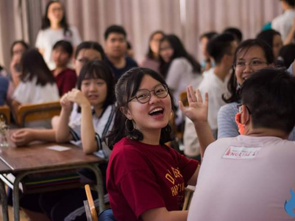 Nhìn bạn ấy kìa, hẳn là vui lắm đây!