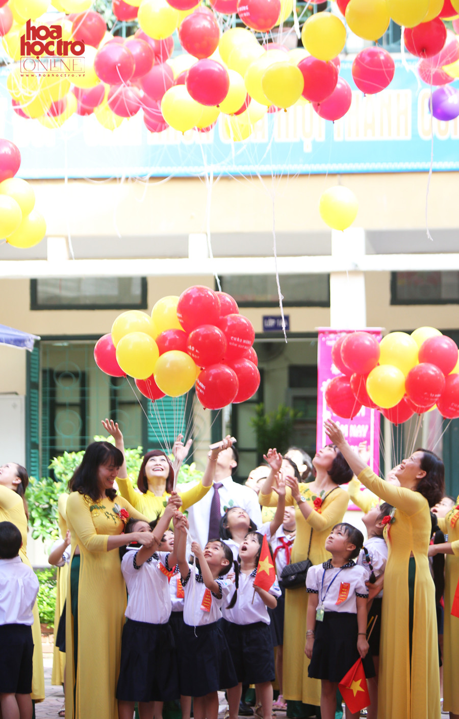 Các bạn học sinh lớp Một cùng nhau thả bóng.