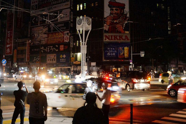 Hàng triệu hộ gia đình rơi vào cảnh mất điện do động đất. Ảnh: EPA.