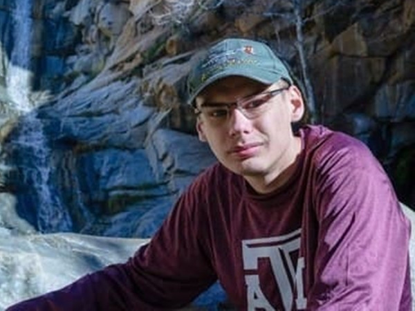 Connor West, cậu sinh viên có đoạn tweet về bố và những chú vịt cao su.