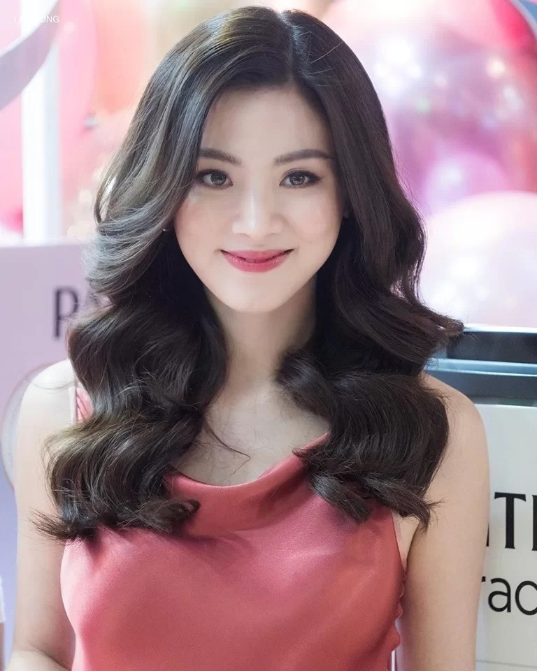 Đôi môi màu hồng vỏ đỗ tông xuyệt tông với váy cho thấy sự tinh tế trong phong cách trang điểm của Baifern.