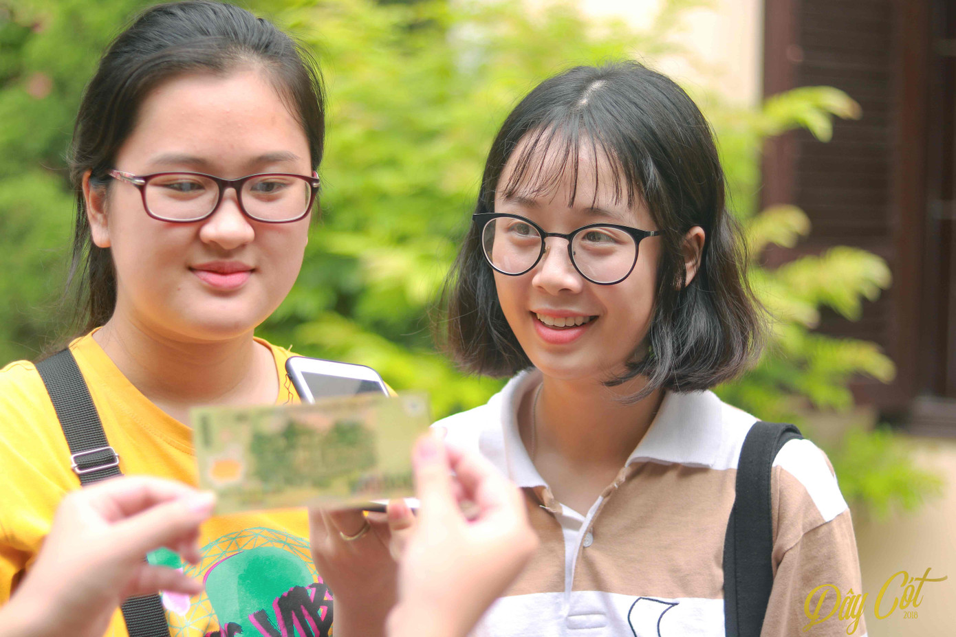 Sinh viên Khoa QHCC&QC cực “nhắng” bên photobooth trong ngày nhập học.