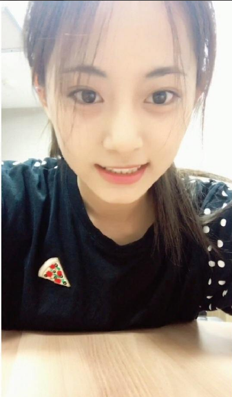 Tzuyu (TWICE) cũng là thành viên tiêu biểu của hội các idol không biết chụp selfie.