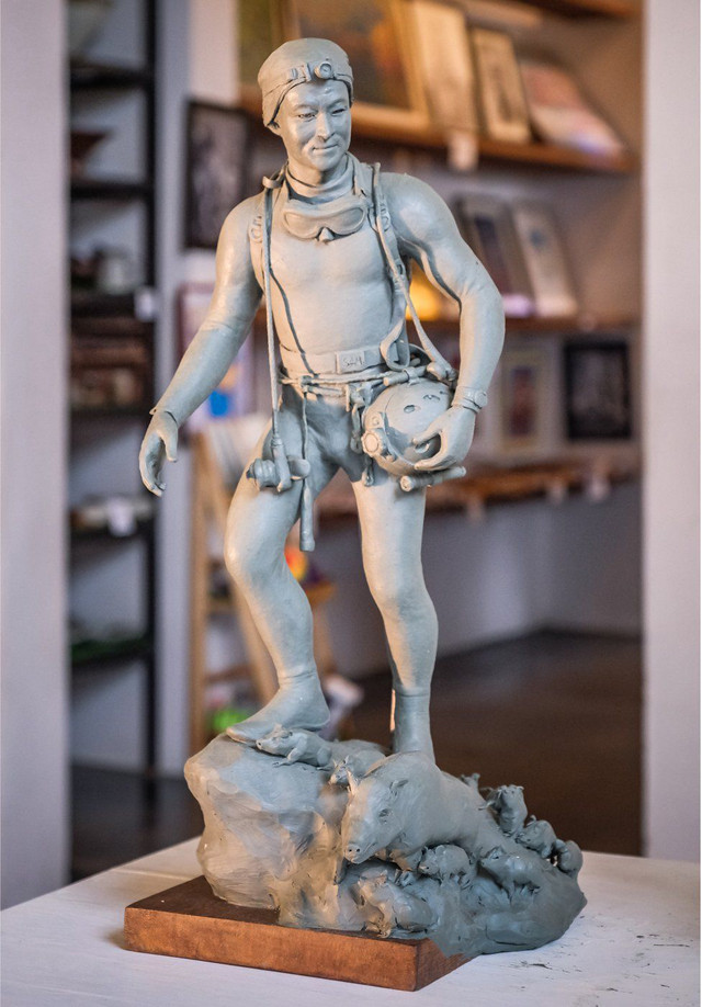 Triển lãm còn trưng bày một bức tượng cao 2m điêu khắc chân dung thợ lặn Saman Gunan với 13 chú heo rừng - tượng trưng cho 13 thầy trò đội bóng. 