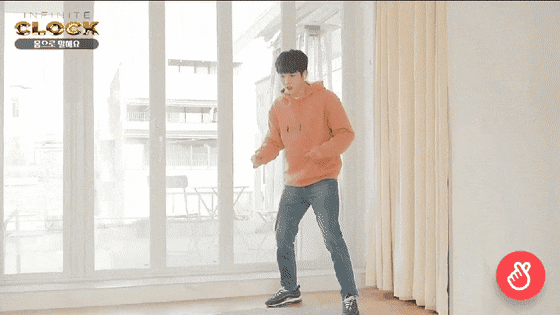 Nhìn Sungyeol nhảy Growl của EXO các fan chỉ biết "cười lăn" vì anh chàng chả khác gì chú chim bồ câu đang kiếm ăn.