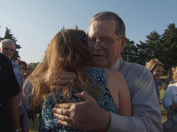 Thầy Moore gặp lại những học sinh cũ của mình (Ảnh: CBS News)