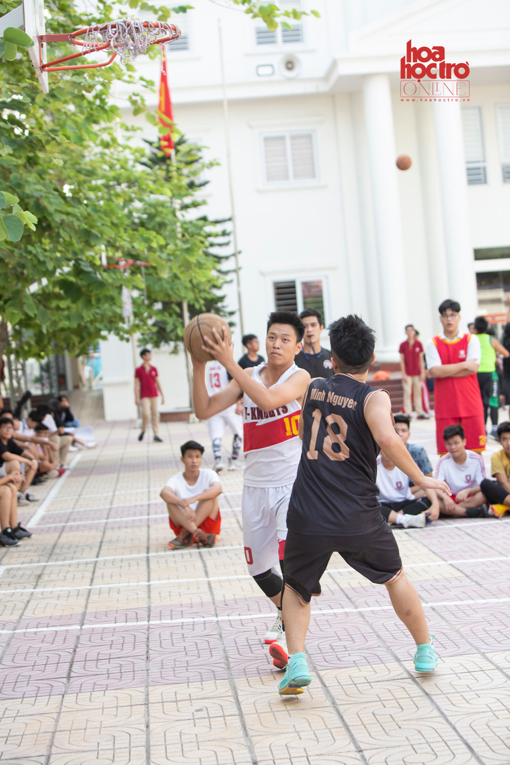 Khu vực sân trước của trường chính là "lãnh địa" dành riêng cho CLB Bóng rổ.