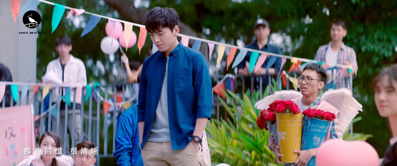 Trong MV xuất hiện cảnh các chàng trai trong trường được các cô gái tặng hoa hồng.