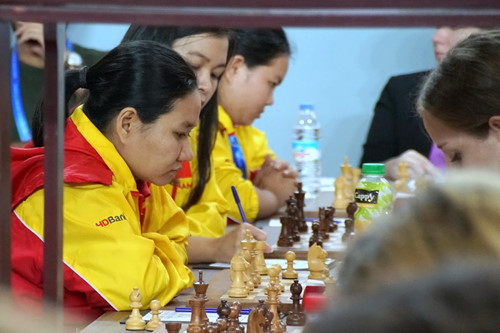 Tuyển nữ Việt Nam (trái) trong chiến thắng ở vòng 9 trước chủ nhà Georgia 3. (Ảnh: FIDE)