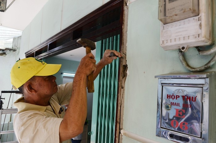 Nhiều gia đình đã bỏ ra vài chục triệu để sửa sang lại nhà cửa đón Tết cổ truyền tuy nhiên cũng phải tháo dỡ và di dời. (Ảnh: Zing.vn)