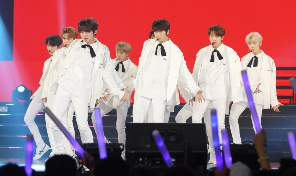 Dù một thành viên bị thương ở chân những vẫn hết sức cố gắng tham gia và biểu diễn trọn vẹn các bài hát. 